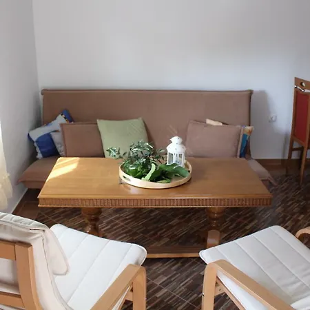 Mia 7 * تْسْغيكفانِتْسا